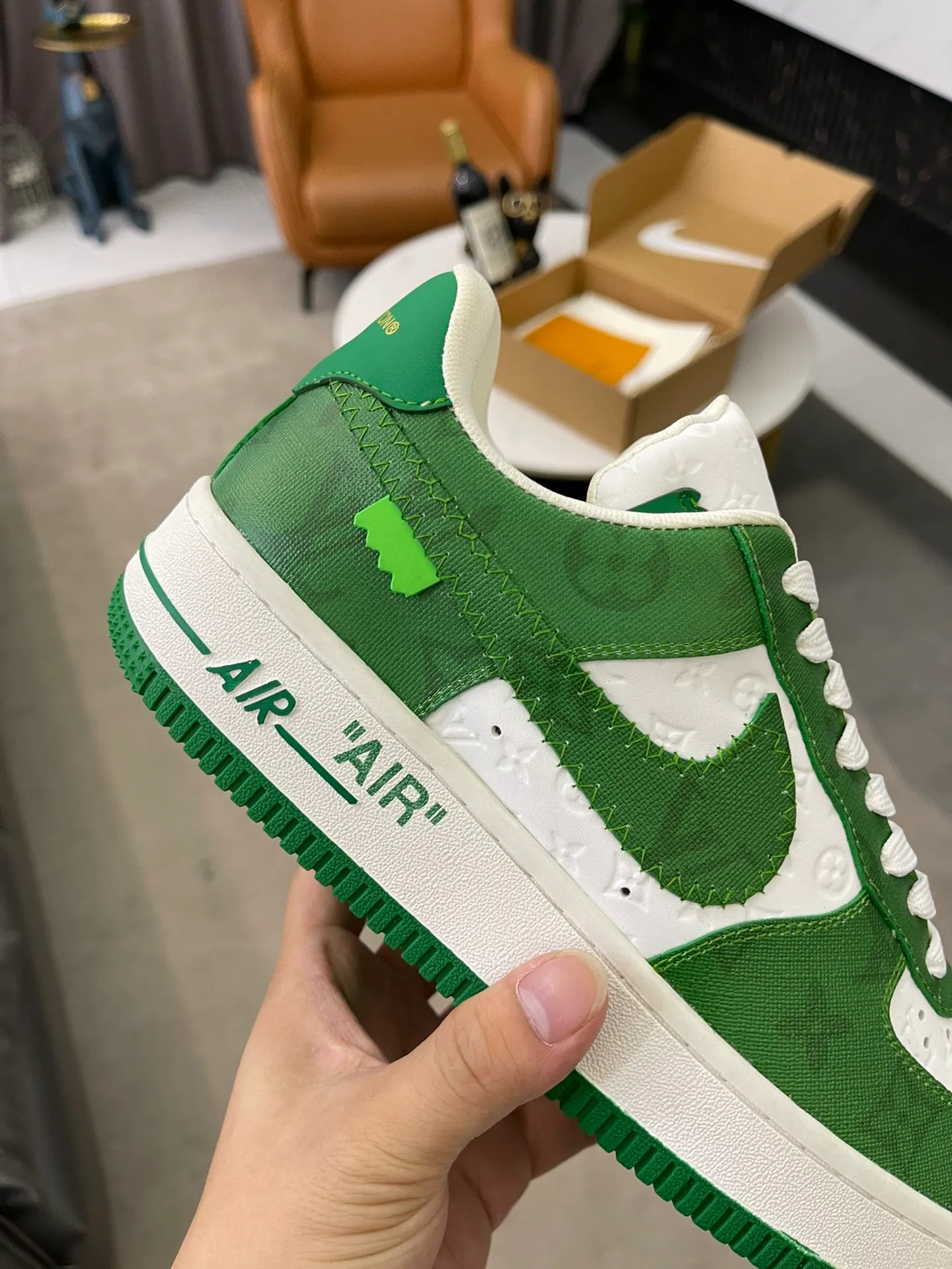 👟👟Ex-factory price 700👟👟 High version ⚠️Couple model👫Lv co-branded. Nik Air Jorda 1 Low AJ1 Jordan generation low-top classic retro culture and leisure sports basketball shoes refuse public soles and purchase raw materials synchronized with the original factory. All details restore 98% of the original flavor and are loyal to the original version. Outsole: Air cushion outsole adjusted by the original factory. Size: 35-45